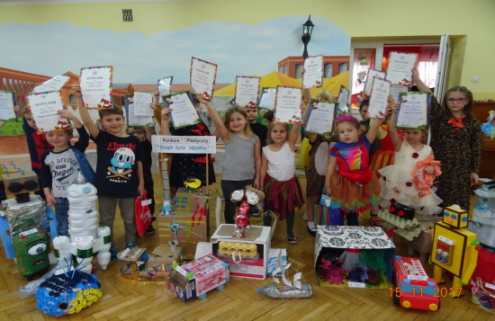 Zdjęcie grupowe wszystkich dzieci, które brały udział w konkursie "Drugie życie odpadów" oraz ich prac